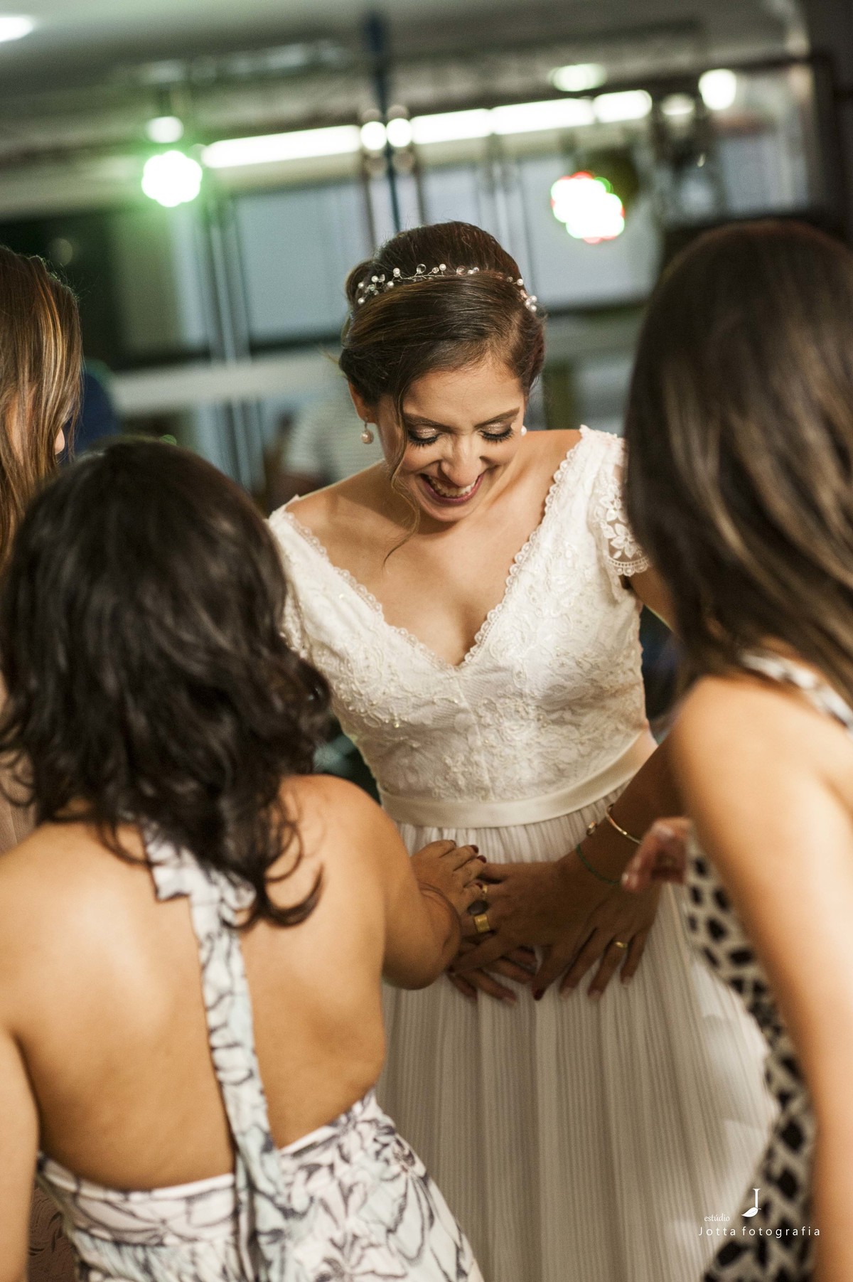 Fotografia de Casamento estilo miniwedding-  noivinha gestante Marcia sendo cumprimentada de forma emocionante por suas amigas convidadas
