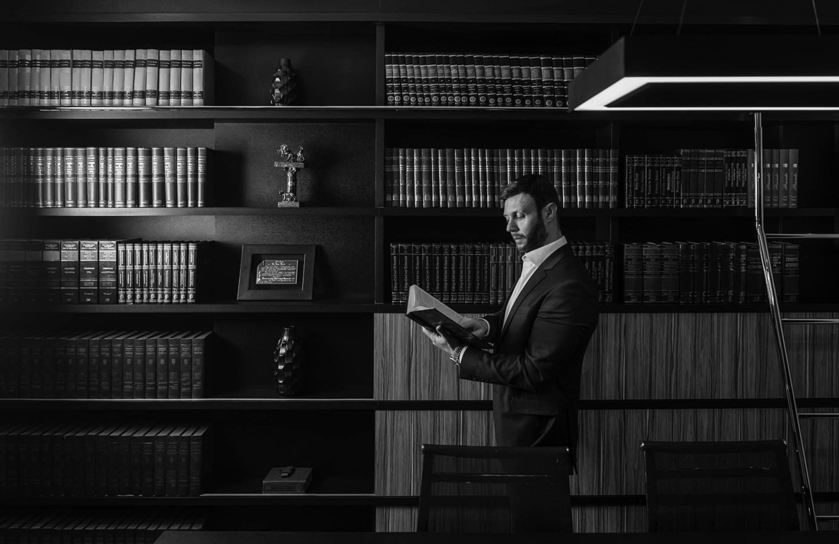 Fotografia Corporativa B&W de  Advogado em sua biblioteca no seu Escritório -Advocacia Reis & Reis - SP