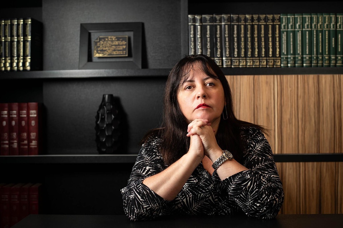 Retrato de Perfil Profissional de Advogada em SP, no seu Escritório de Advocacia