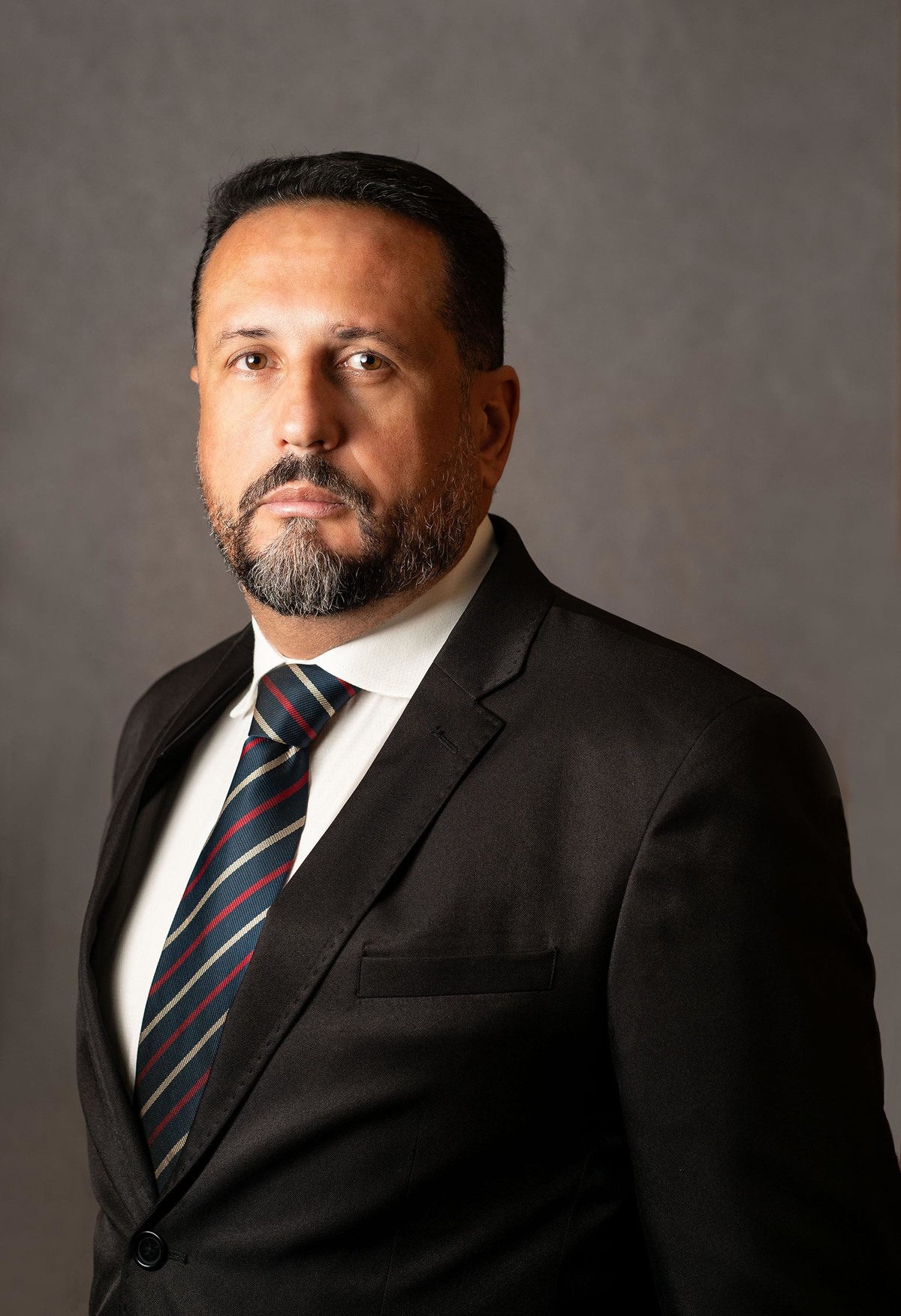 Retrato Profissional (estilo estúdio fotográfico) de Advogado em seu Escritório de Advocacia