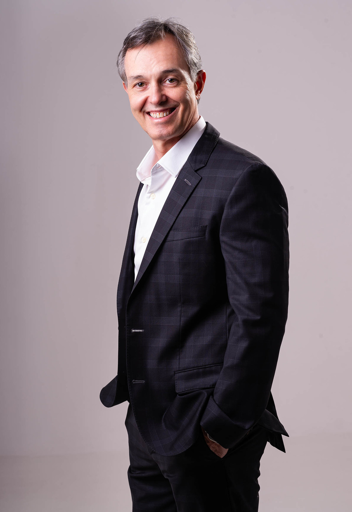 Retrato Corporativo Masculino   em plano americano de profissional da área de saúde -fotografado em estúdio fotográfico em SP- Homem de meia idade, cabelos grisalhos, estilo moderno