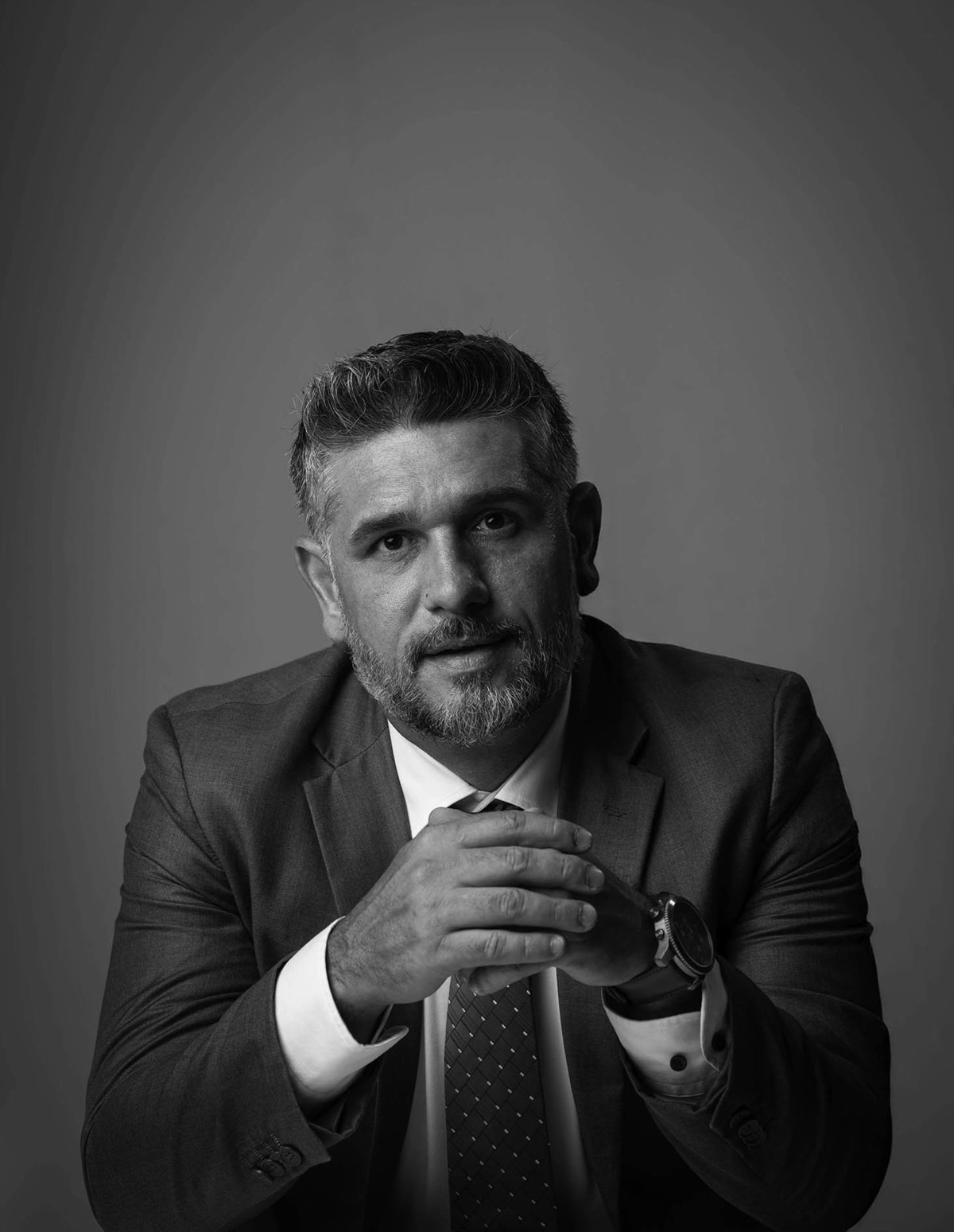 Retrato de Advogado de posicionamento de imagem, produzido em estúdio fotográfico por Jotta Fotógrafo