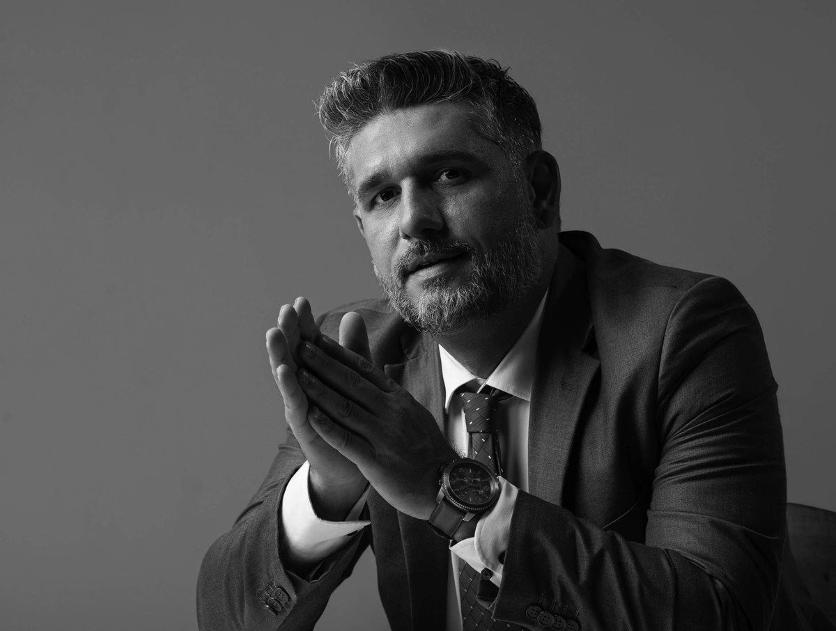 Retrato de Advogado de posicionamento de imagem, produzido em estúdio fotográfico por Jotta Photopro