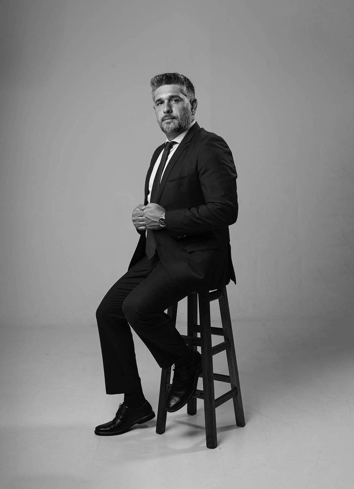 Retrato de corpo inteiro de Advogado produzido em estúdio fotográfico