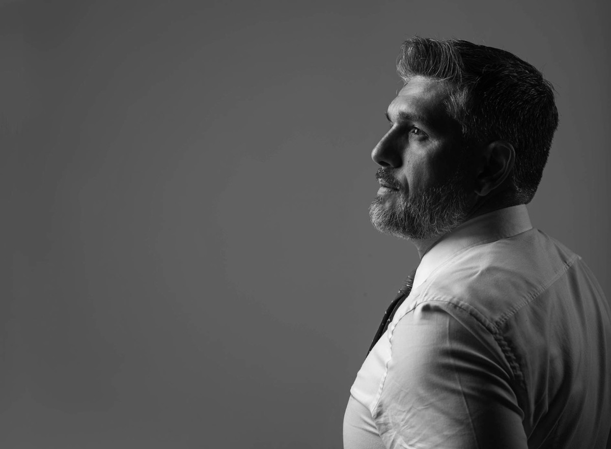 Retrato de perfil profissional de  Advogado produzido em estúdio fotográfico por Jotta Fotógrafo