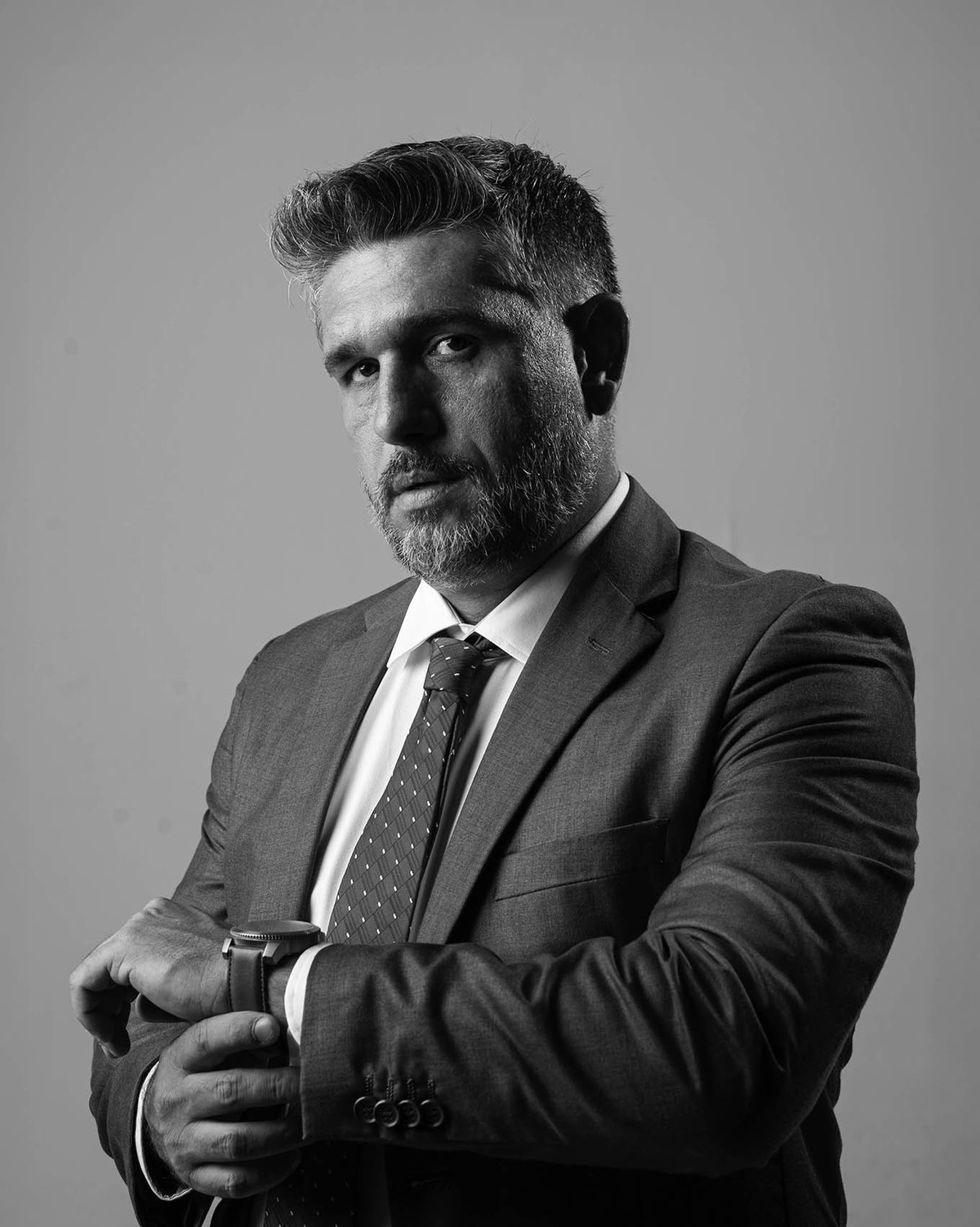 Retrato em plano americano de Advogado produzido em estúdio fotográfico