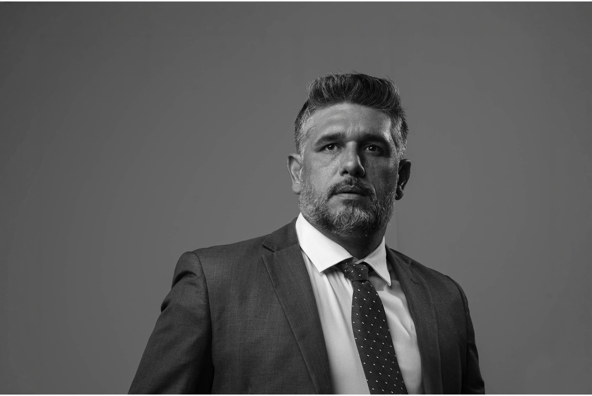 Retrato sugestivo de Advogado produzido em estúdio fotográfico por Jotta Fotógrafo