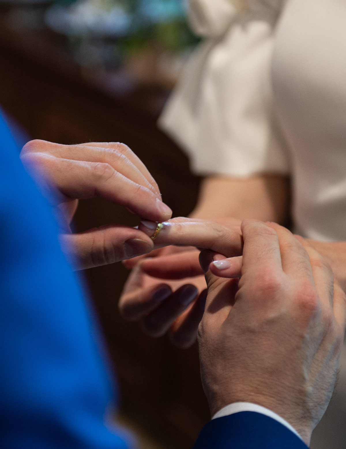 Casamento Mini-wedding de Cintya_e_Rodrigo detalhe das mãos na troca de alianças