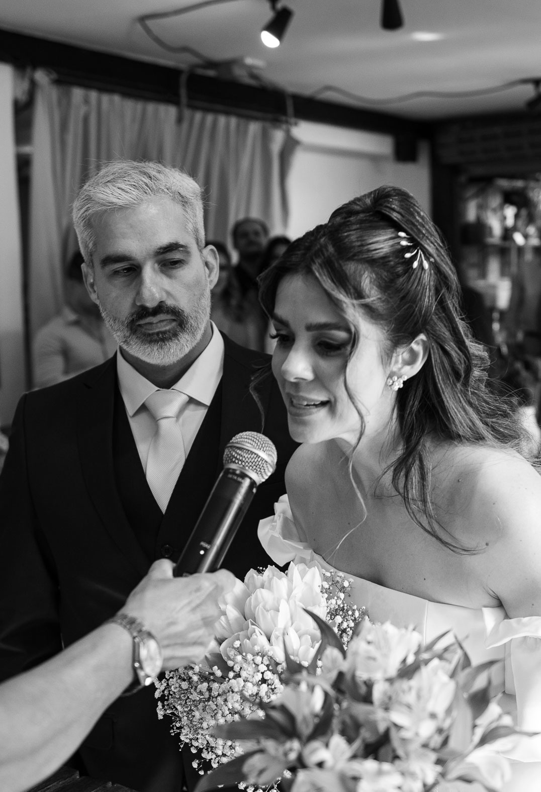 Casamento Mini-wedding de Cintya_e_Rodrigo noiva falando ao micofone durante cerimonia civil