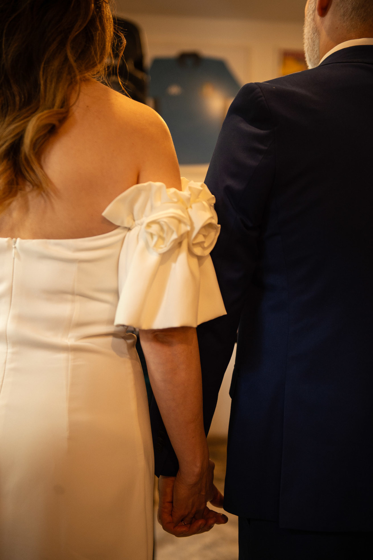 Cerimônia Casamento Mini-wedding de Cintya_e_Rodrigo noivoos de costas de mãos dadas