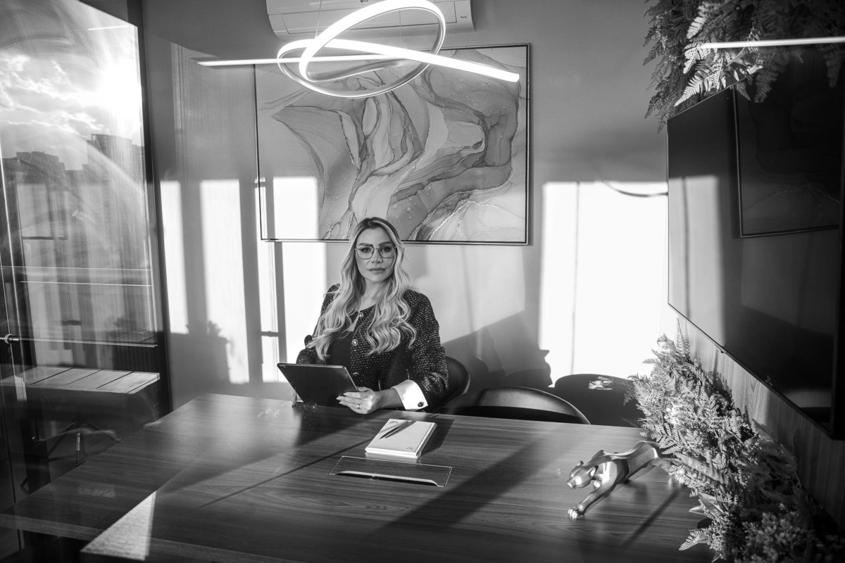 ensaio-fotografico-da-advogada-cecíliaqueiroz-no-escritorio-com-luz-natural.jpg