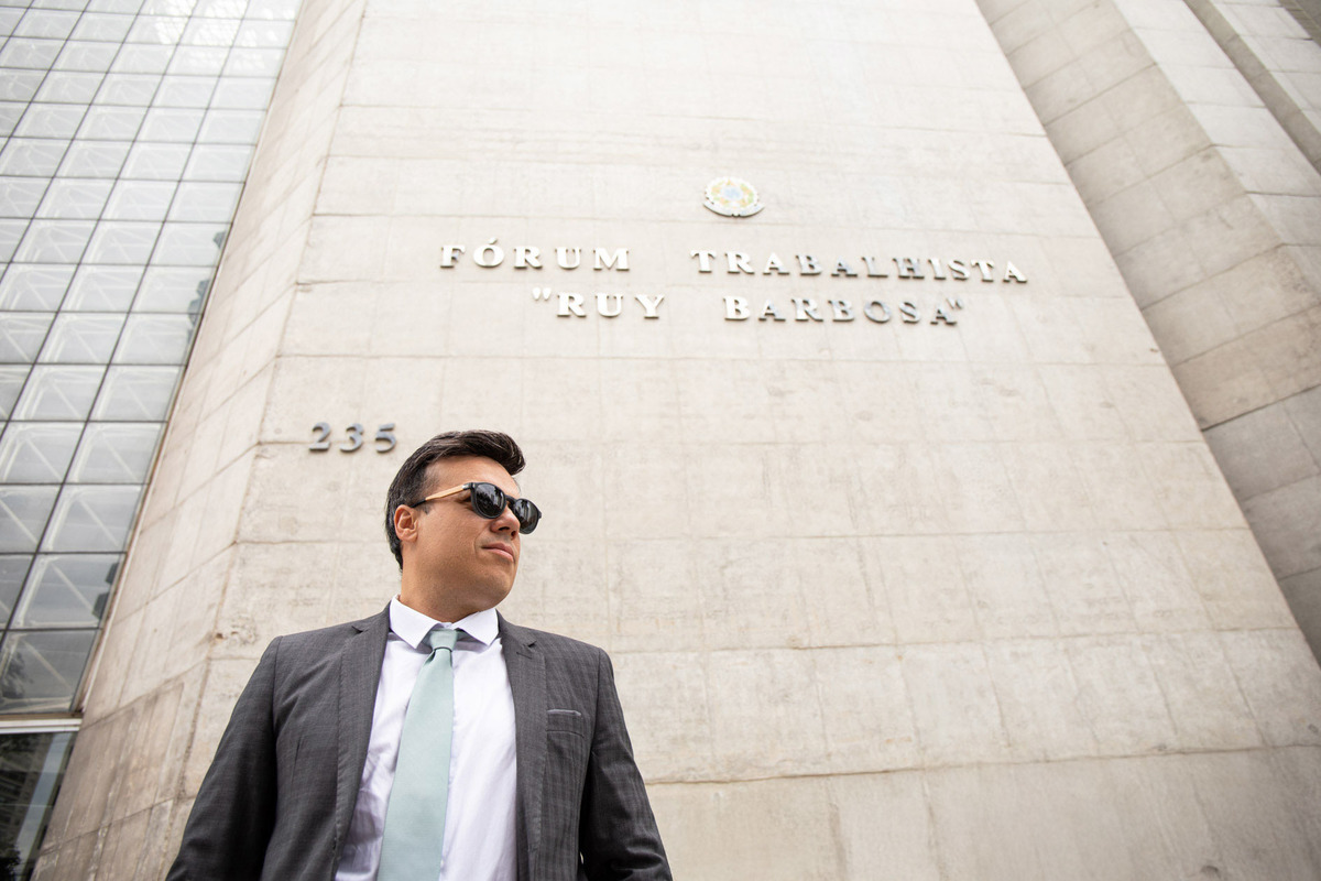 fotografia-corporativa-dinâmica-estilo-lifestyle-de-advogado-em-frente-ao-Forum Trabalhista-na-barra-funda-sp