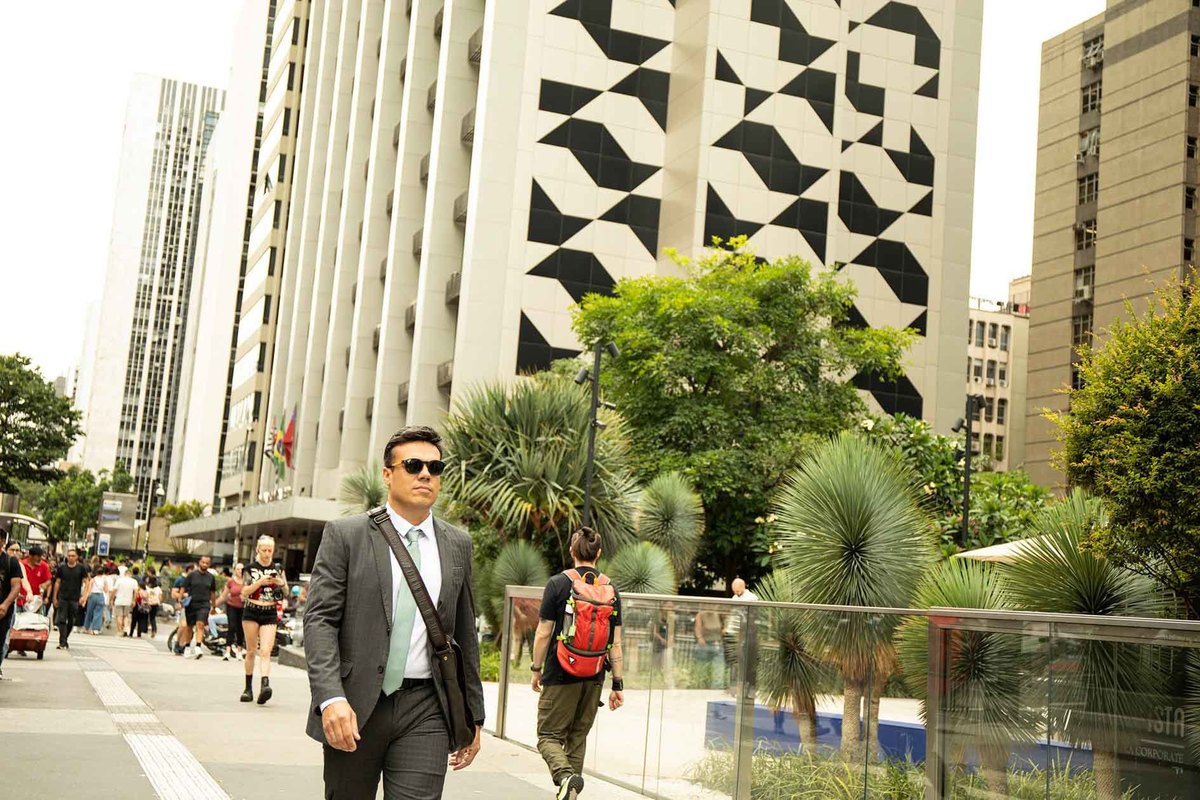 fotografia-corporativa-estilo-lifestyle-de-advogado-caminhando-na-avenida-paulista-sp.jpg