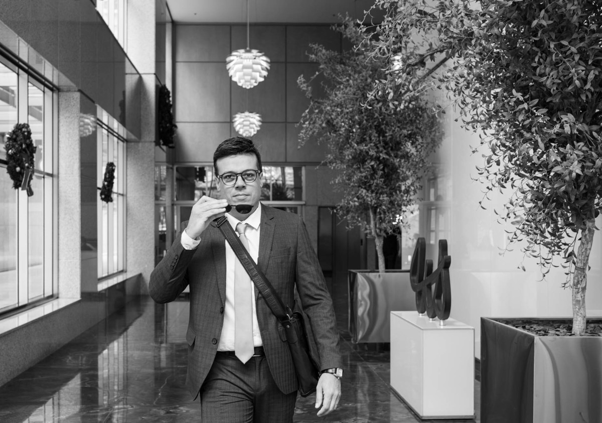 fotografia-dinâmica-preto-e-branca-estilo-lifestyle-corporativo-de-advogado-na-avenida-paulista-sp.jpg
