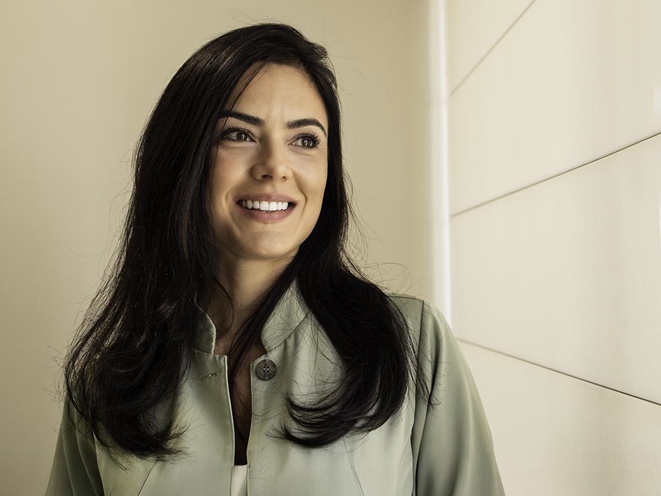 Fotografia corporativa lifestyle de Dra Aline sorrindo contemplando o horizonte em sua Clinica de Odontologia - Por Jotta Photopro,jpg