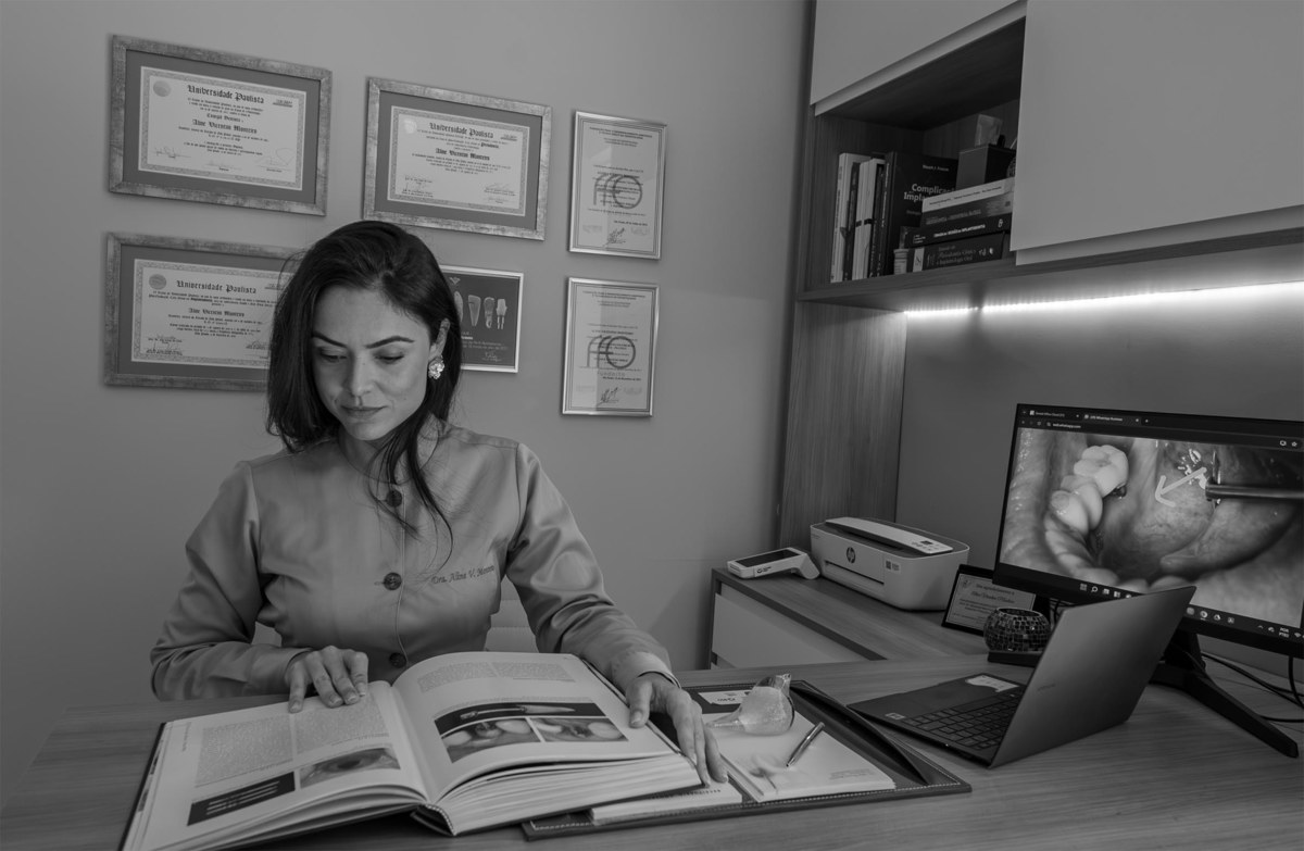 Fotografia corporativa lifestyle preto e branca de Dra Aline sorrindo contemplando o horizonte em sua Clinica de Odontologia - Por Jotta Photopro,jpg
