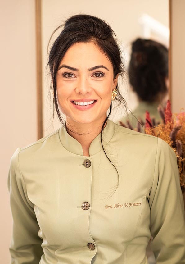 Retrato de Perfil Profissional estilo lifestyle da Dentista Aline em seu Consultorio no Alphaville -SP,jpg