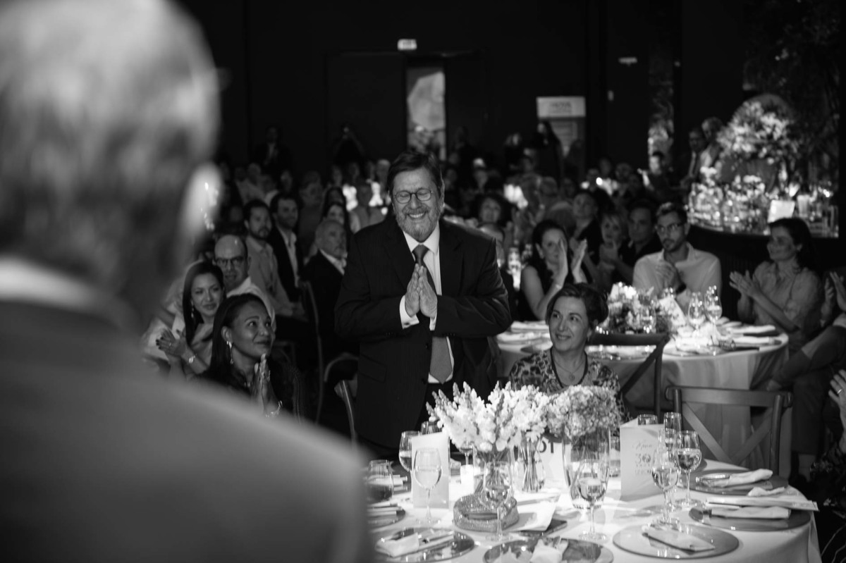 fotografia-preto-e-branca-de-evento-corporativo-momento-de-emocao-homenagem-médico-apresentacao-da-historia-da-empresa-colaboradores-do-grupo-unico-villa-bisutti.jpg