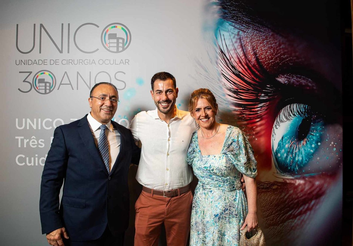 grupo-unico-30-anos-evento-corporativo-retrato-corporativo-dos-participantes-no-dropbox-na-entrada-do-espaco-villa-bisutti-01.jpg