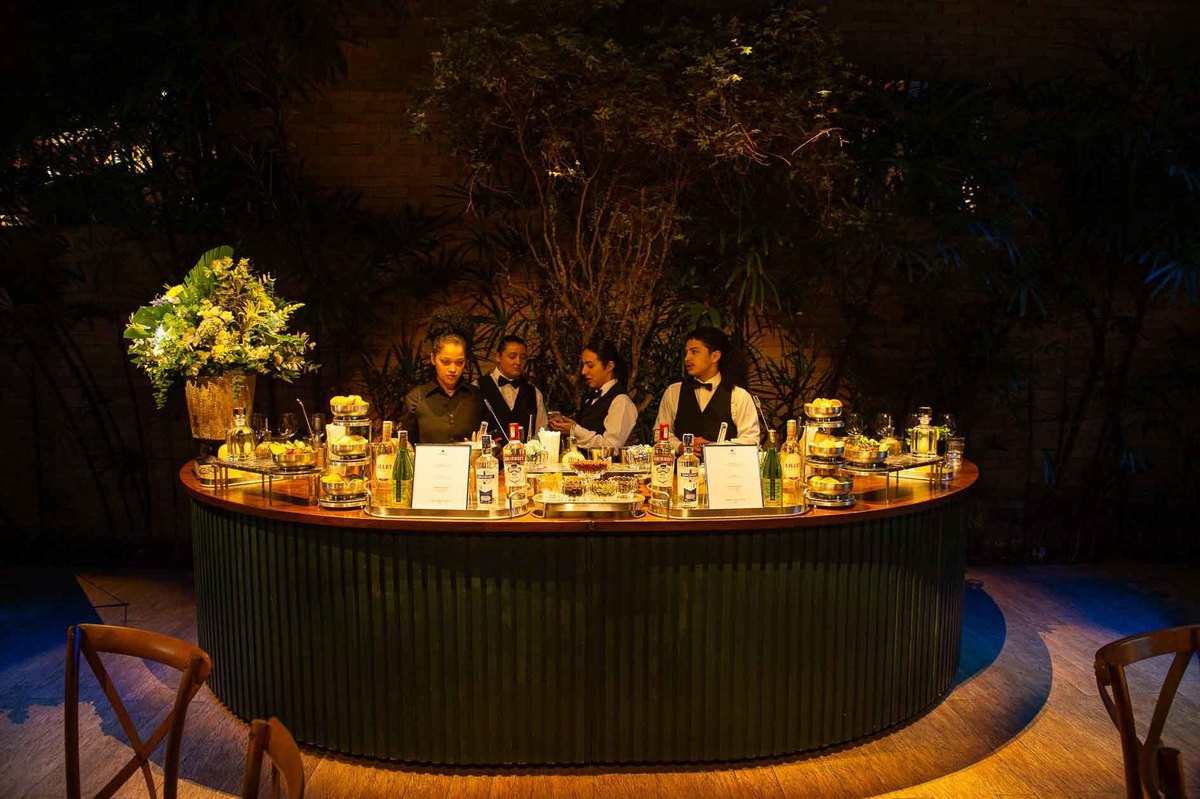 grupo-unico-30-anos-festa-corporativa-decoracao-do-ambiente-detalhe-de-mesa-decorada-com-flores-iluminacao-cenica-espaco-villa-bisutti-2.jpg