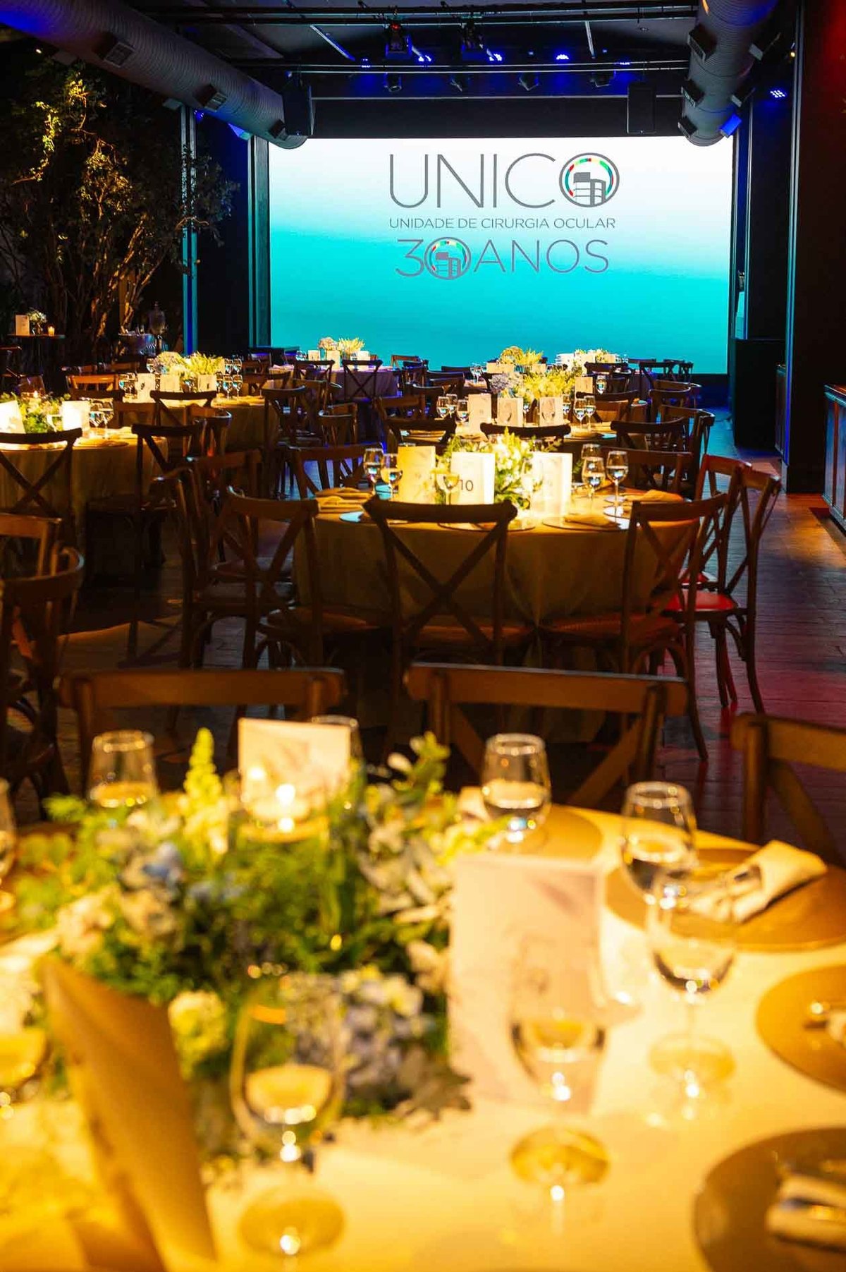 grupo-unico-30-anos-festa-corporativa-decoracao-do-ambiente-detalhe-de-mesa-decorada-com-flores-iluminacao-cenica-espaco-villa-bisutti.jpg