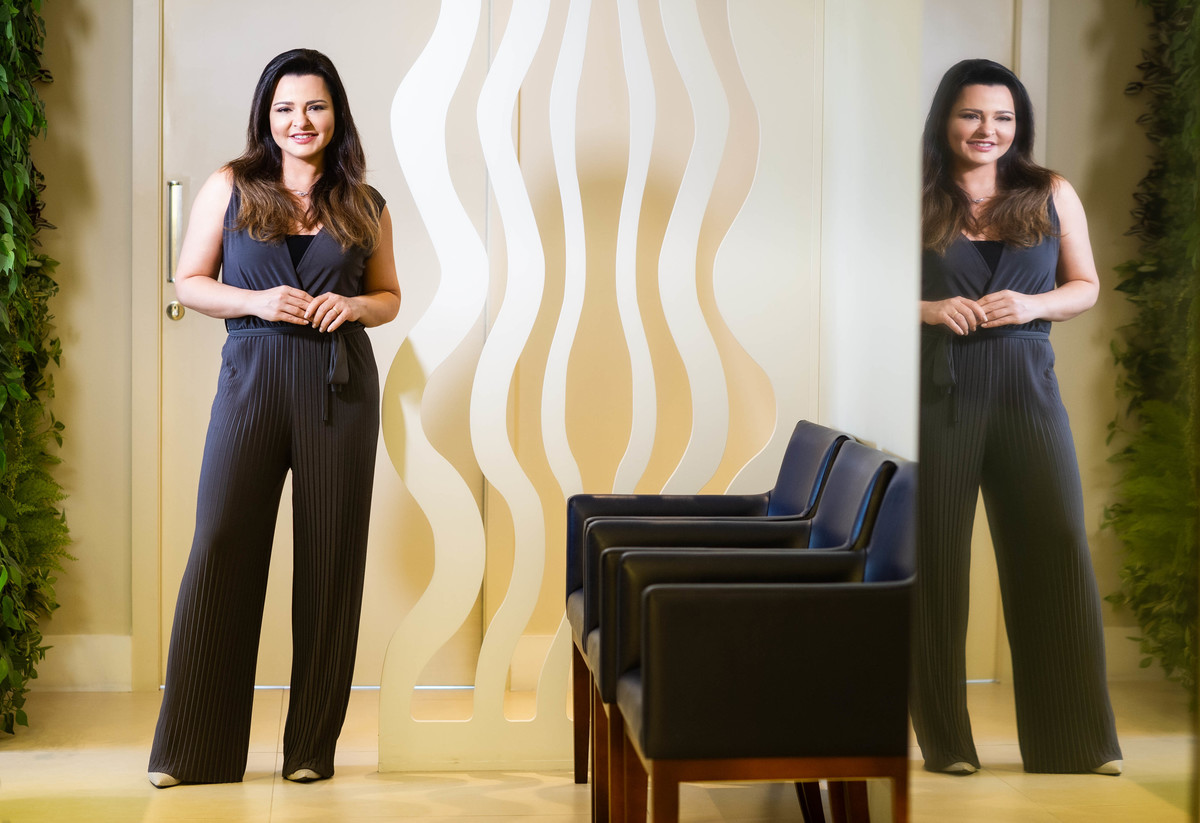 Renata sitônio em sua Clínica Dematológica