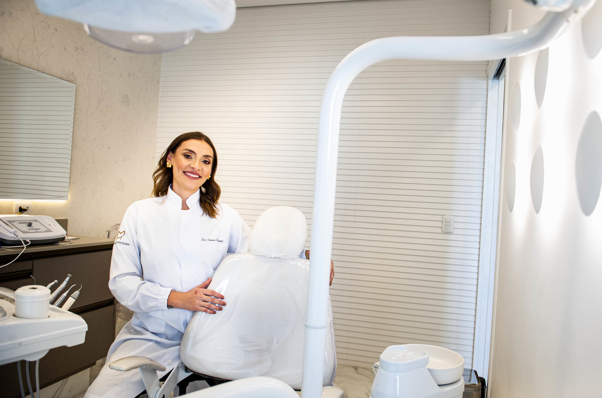 Dra Samara em sua seu Consultório Odontologico e Harmonização Facial em Santos -SP