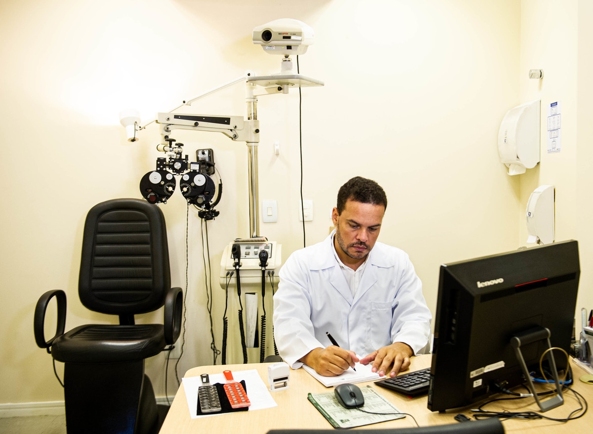 Dr Robson Assunção Oftalmologista em atendimento no 
seu consultório