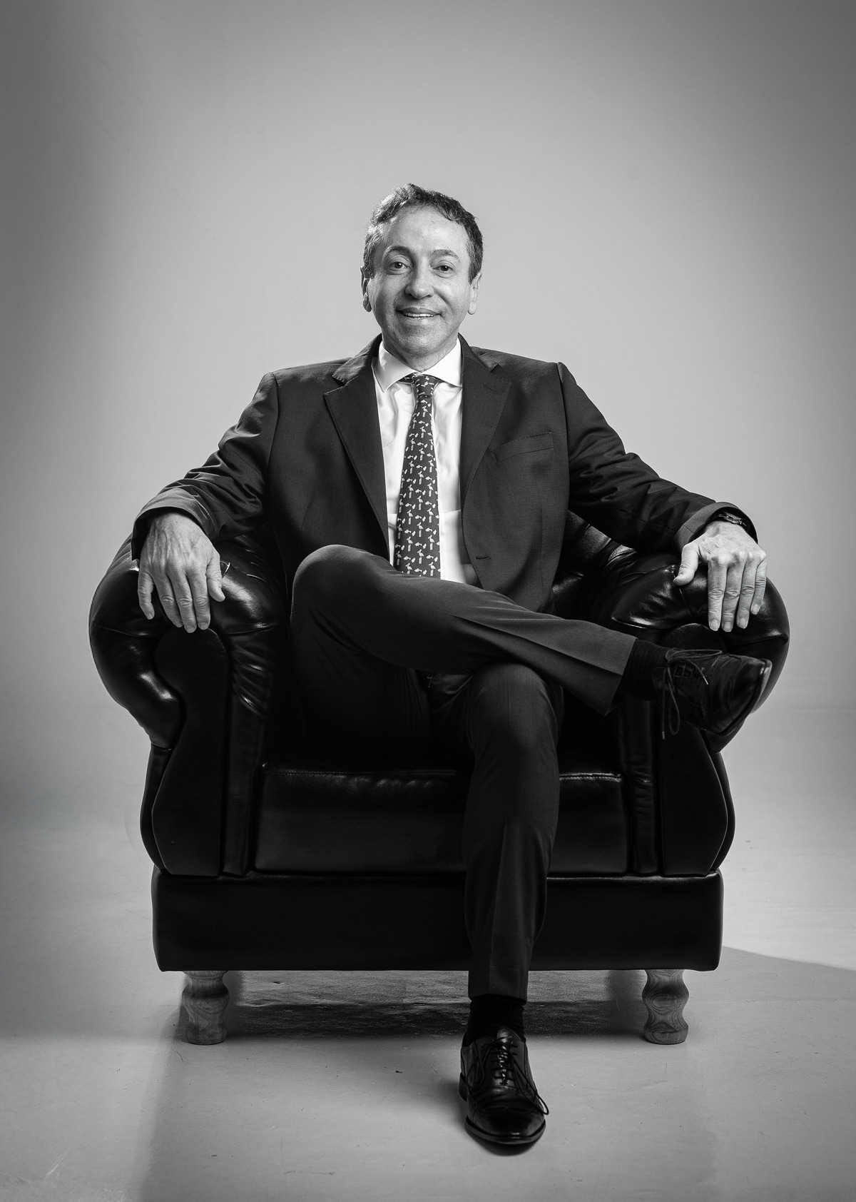 Retrato Corporativo em poltrona estilo clássico - Foto do Pietro, Advogado fotografado em estúdio fotográfico no Centro de SP