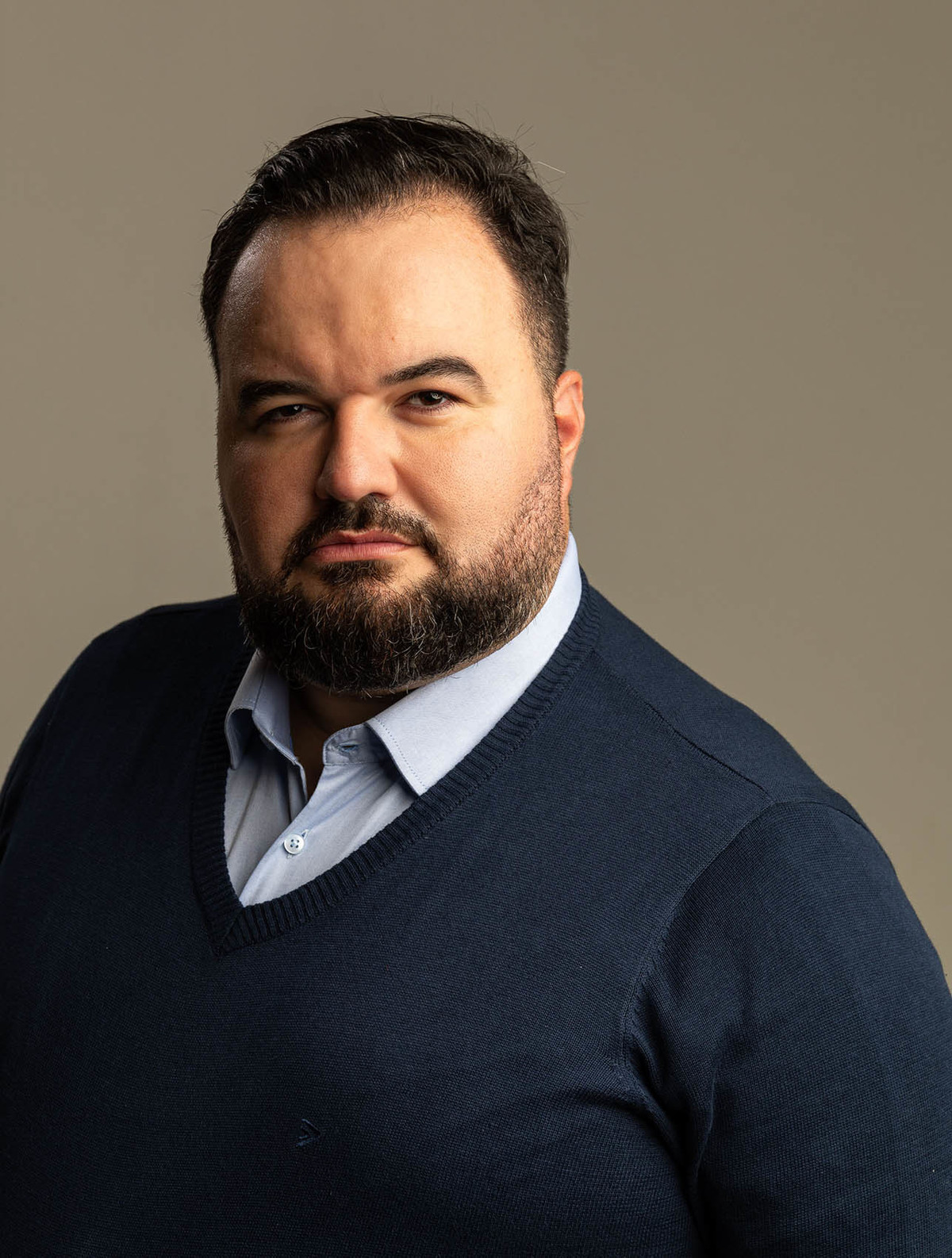 Retrato do Victório para o seu perfil profissional de linkedin, realizado  no estúdio localizado em SP, pelo fotógrafo corporativo Jotta