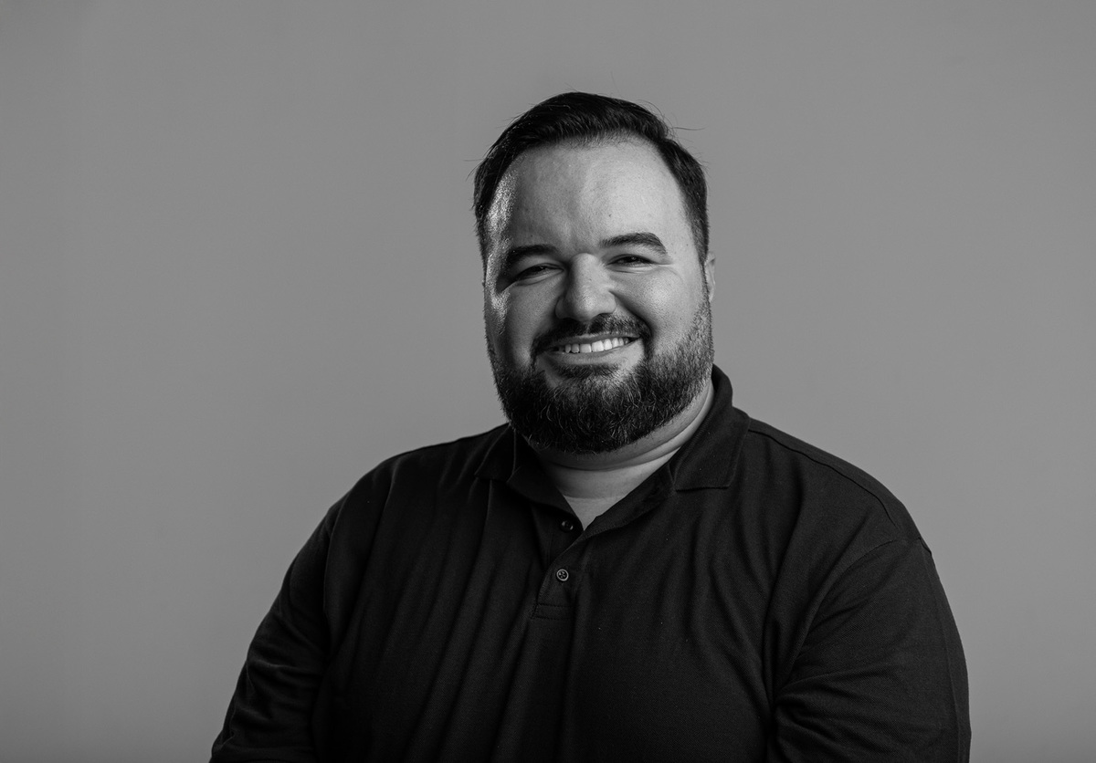 Retrato preto e branco do Victório para o seu perfil profissional de linkedin, realizado  no estúdio localizado em SP, pelo fotógrafo corporativo Jotta