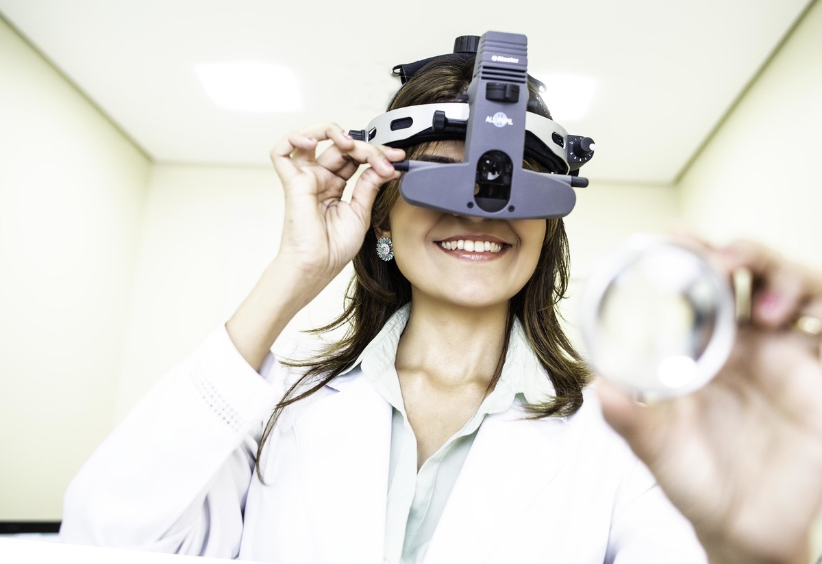 A Dra Adele Oftalmologista em plena atividade - Exames Oftalmológicos -3