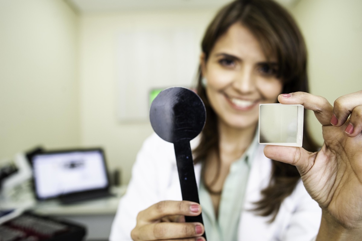 A Dra Adele Oftalmologista  em plena atividade - Exames Oftalmológicos - 4 