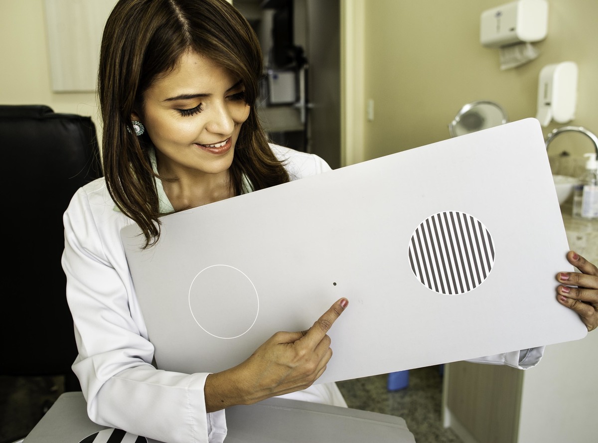 A Dra Adele Oftalmologista em plena atividade - Exames Oftalmológicos -2
