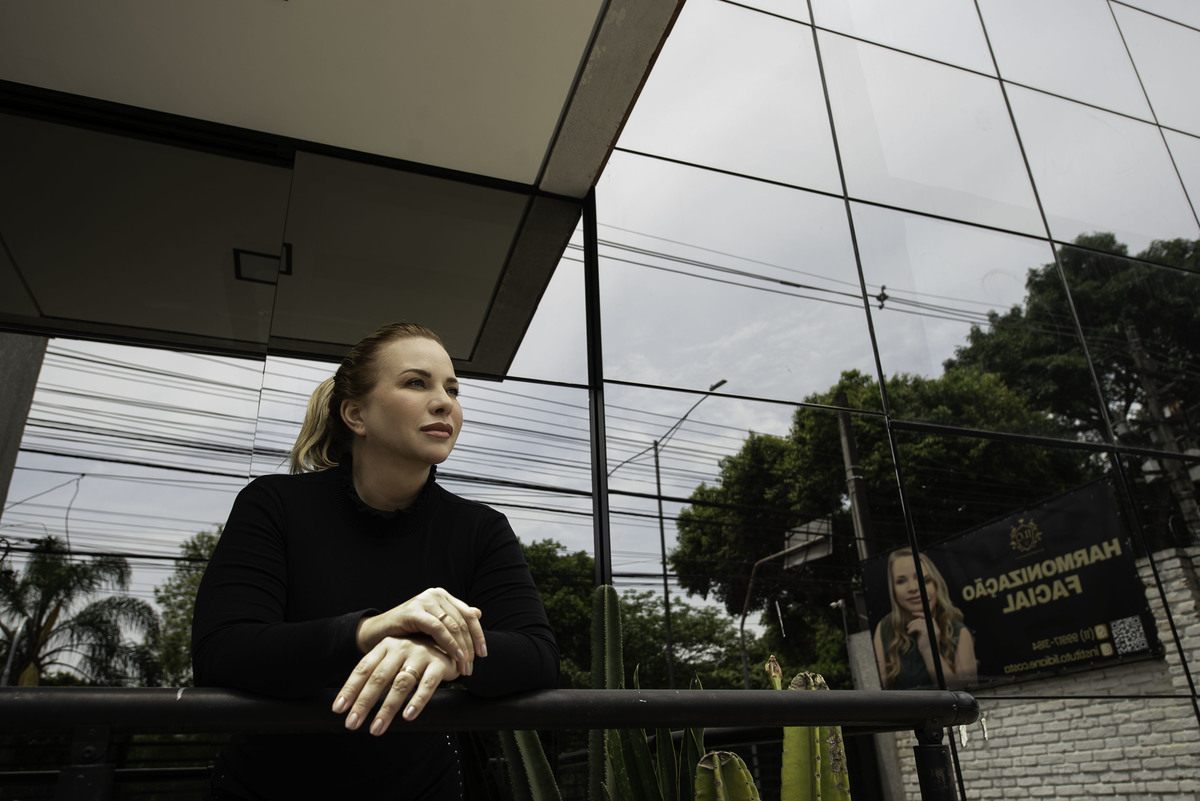 Fotografia da Dra Lidiane em frente a fachada da sua nova Clínica em Mogi das Cruzes
