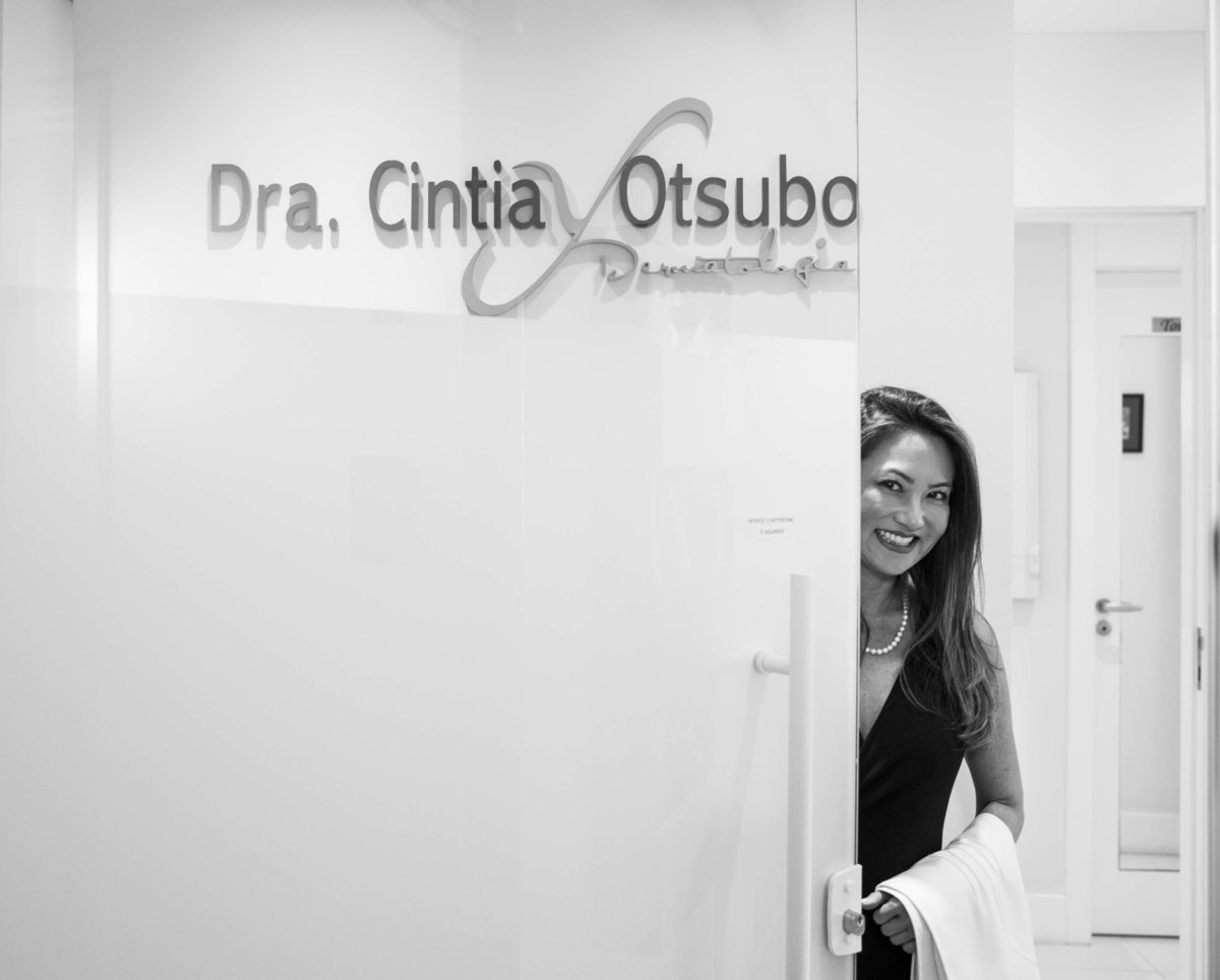 Fotografias lifestyle em SP  por Jotta fotógrafo - A chegada da Dra Cíntia Otsubo em sua Clínica Dermatológica
 no bairro de Pinheiros em SP
