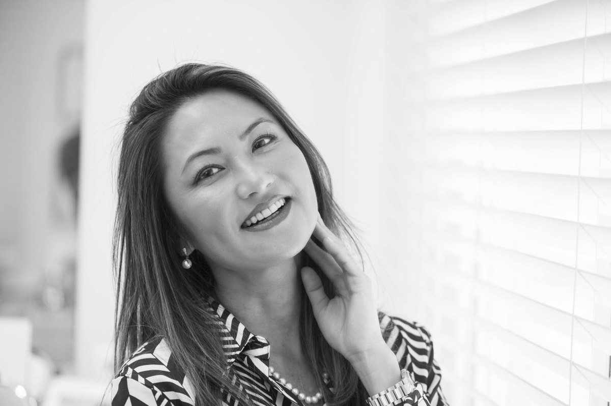 Fotografias lifestyle em SP  por Jotta fotógrafo Corporativo - Retrato estilo natural (lifestyle) da Dra Cintia Otsubo em sua Clínica Dermatológica