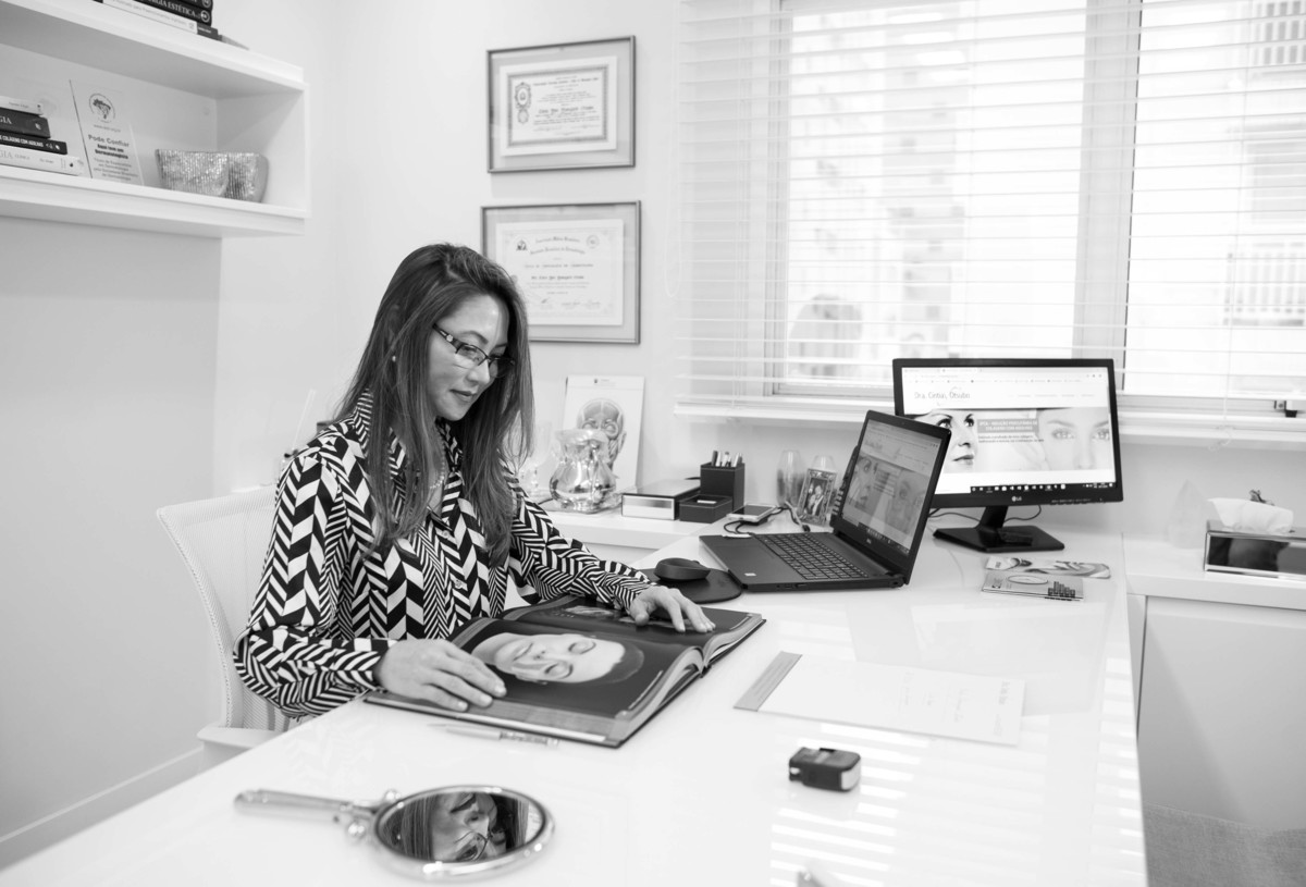 Fotografias lifestyle em SP  por Jotta fotógrafo Corporativo -  Dra Cintia Otsubo  em atividade na
 sua Clínica Dermatológica