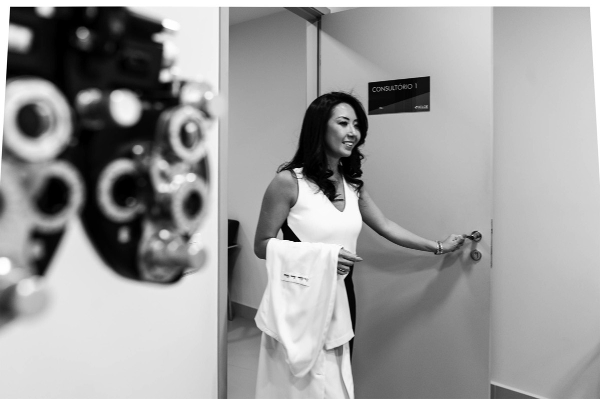 O estilo de vida, a história profissional nessa fotografia lifestyle da Dra Milena 
Chibana  chegando em seu Consultório