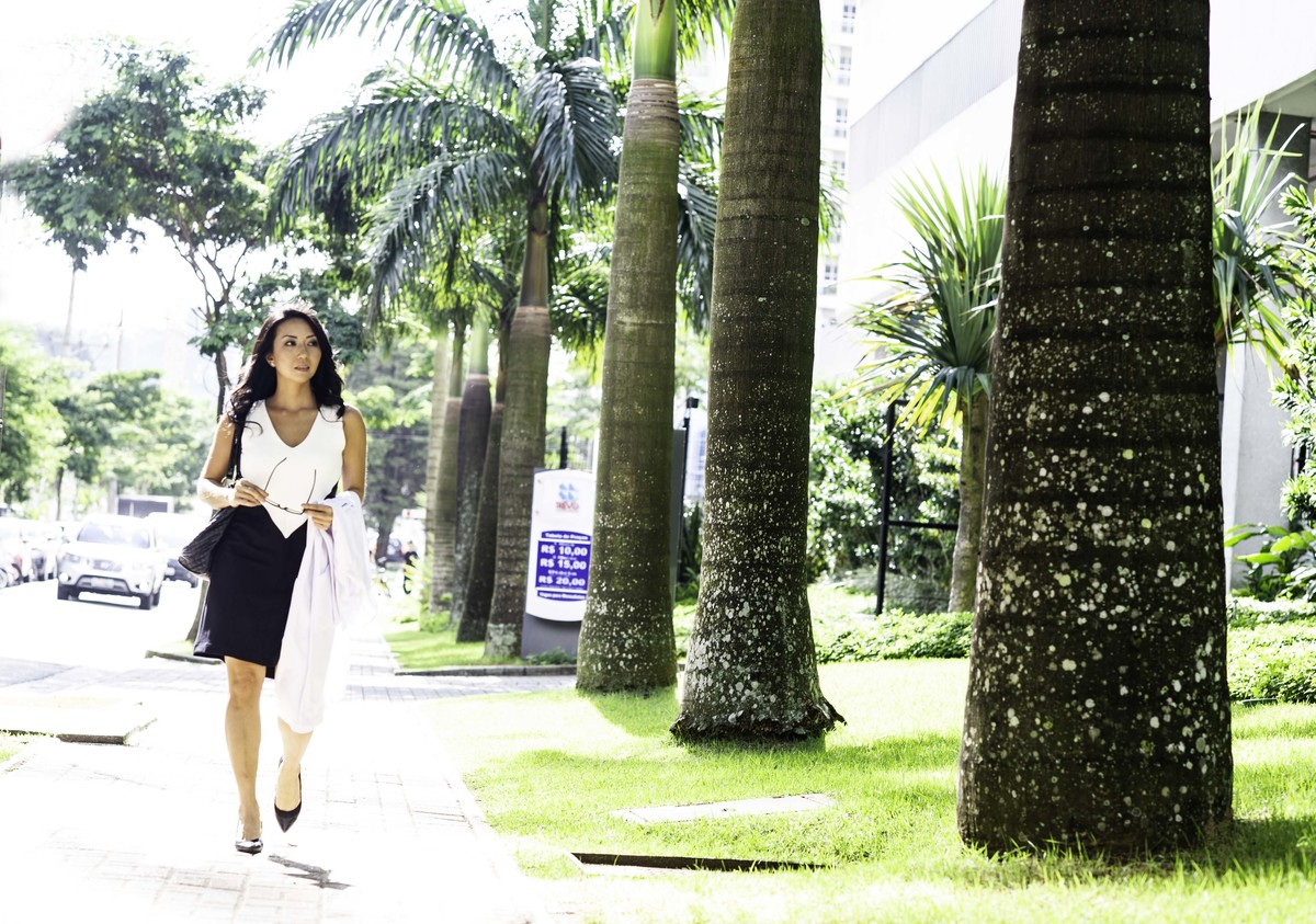  Oftalmologista Milena Chibana chegando em sua Clínica numa fotografia lifestyle. 