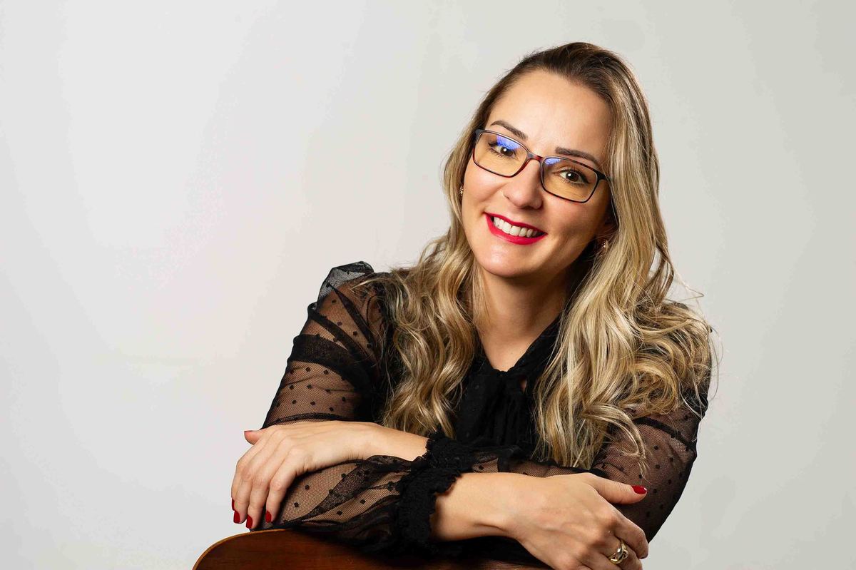 retrato-de-Perfil-corporativo-da-Professora-e- Dra-Maristela- Lobo-realizado-em-estudio fotográfico-por-jotta-2.jpg