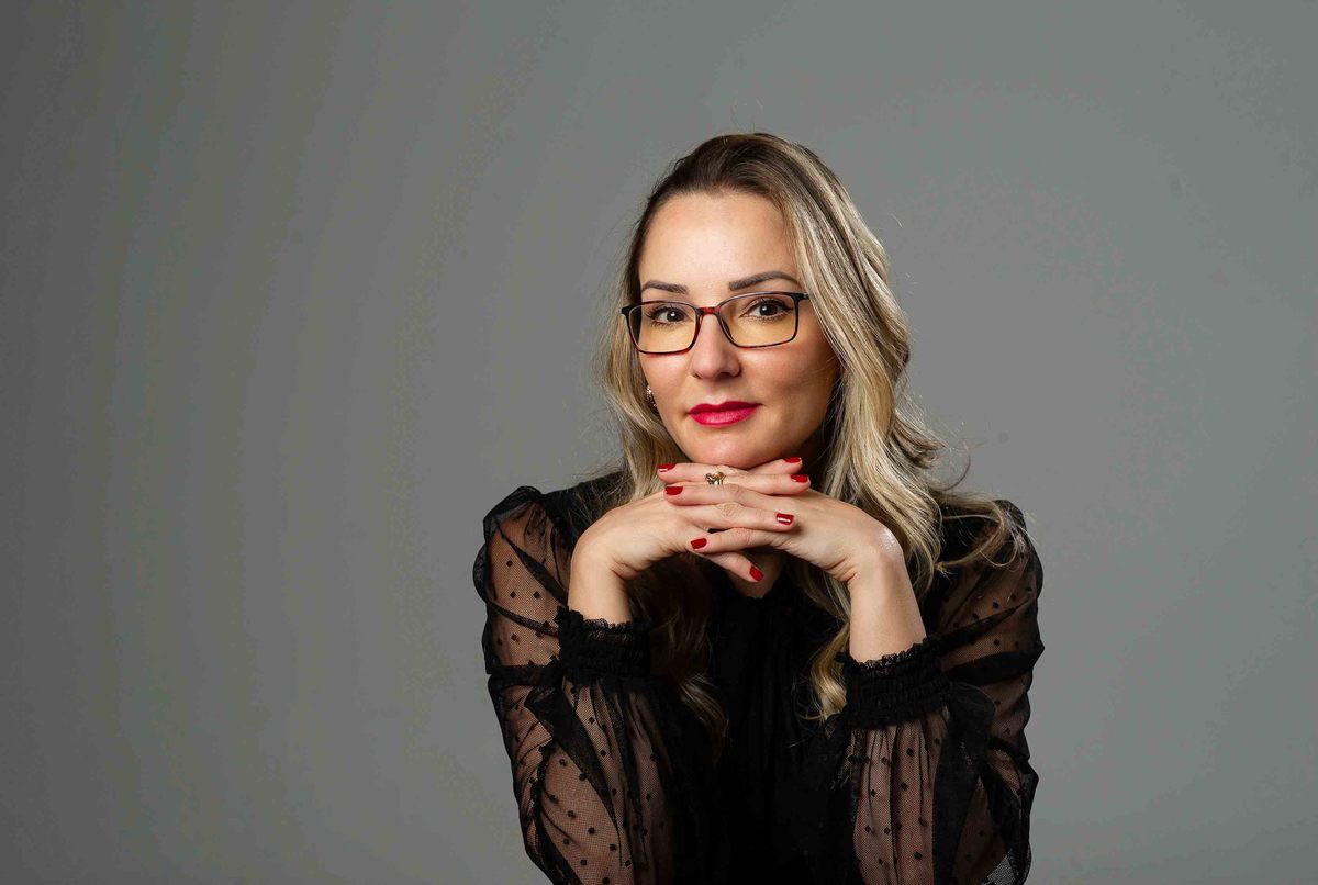 retrato-de-Perfil-corporativo-da-Professora-e- Dra-Maristela- Lobo-realizado-em-estudio fotográfico-por-jotta-sp.jpg -