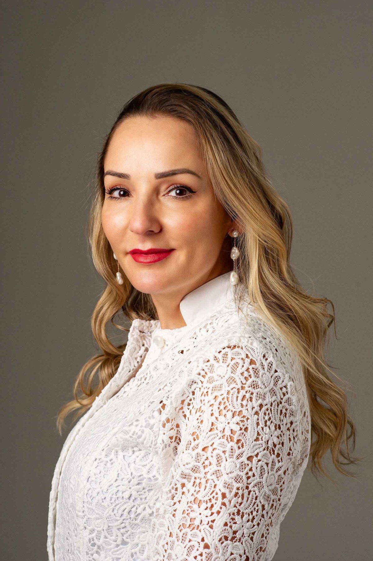 retrato-de-Perfil-corporativo-da-Professora-e- Dra-Maristela- Lobo-realizado-em-estudio fotográfico-por-jotta-4.jpg