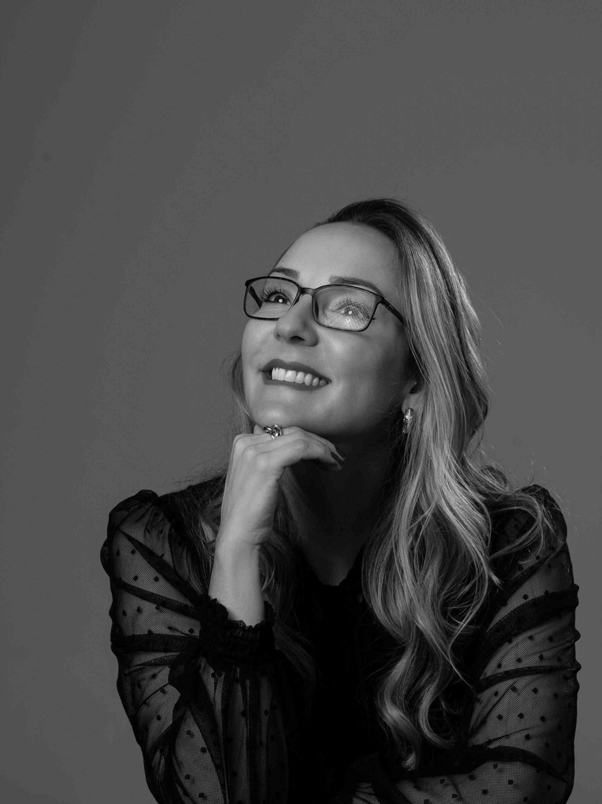 retrato-em-preto-e-branco-de-Perfil-corporativo-da-Professora-e- Dra-Maristela- Lobo-realizado-em-estudio fotográfico-por-jotta-2.jpg