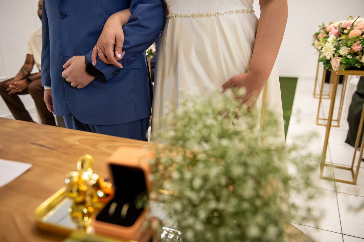 cerimonia-casamento-civil-cartorio-sp-detalhe-caixinha-de-alianças-e-bouquet.jpg