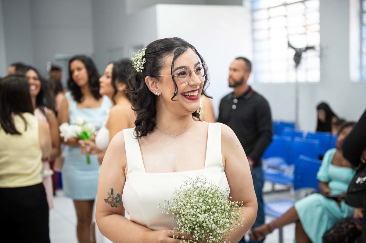 cerimonia-casamento-civil-cartorio-sp-noiva-sorrindo-para-os-convidados-chegando-no-cartório