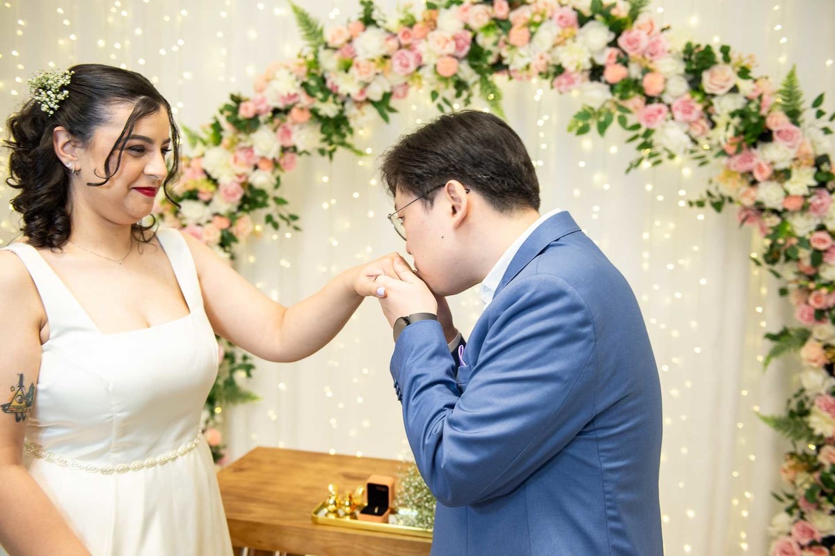 cerimonia-casamento-civil-cartorio-sp-noivo-beijando-amão-da-noiva-alianças.jpg