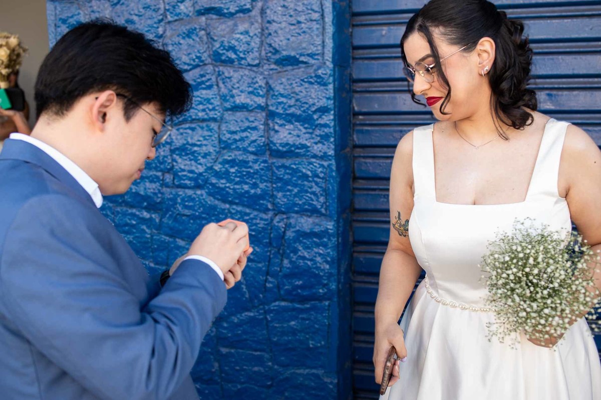 cerimonia-casamento-civil-cartorio-sp-noivo-com-caixinha-de-alianças.jpg