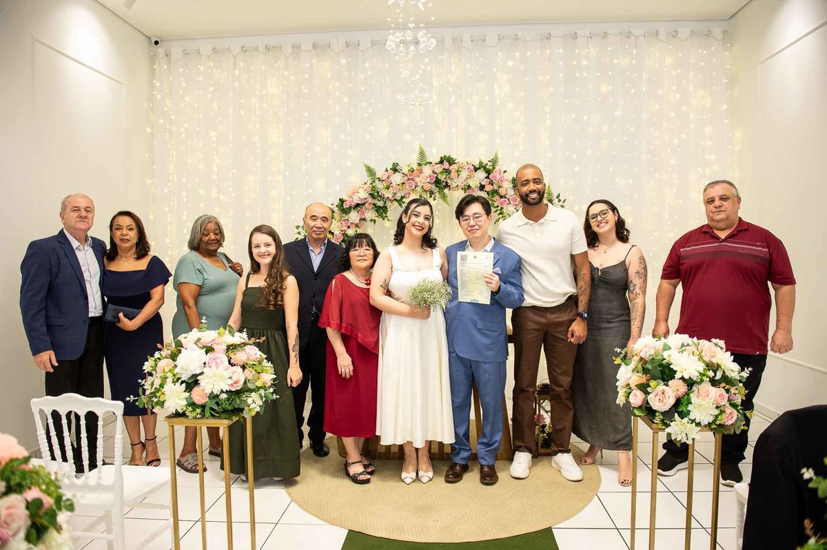 cerimonia-casamento-civil-cartorio-sp-noivos-com-pais-e-convidados.jpg
