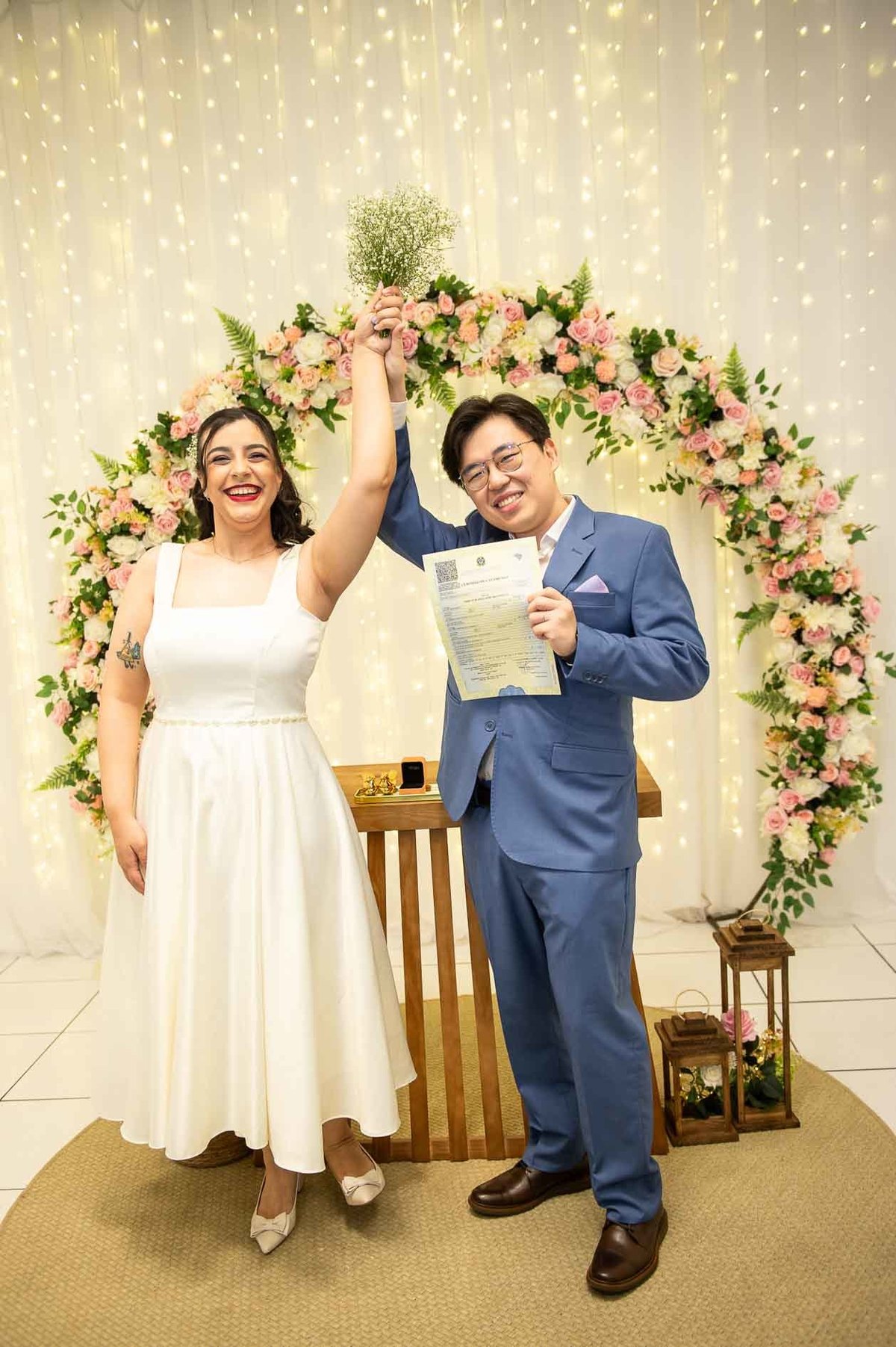 cerimonia-casamento-civil-cartorio-sp-noivos-com-registro-de-casamento.jpg